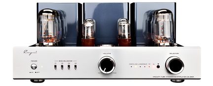 Vista frontale di un amplificatore audio a valvole, chassis in metallo color argento e grigio antracite, pannello frontale in alluminio spazzolato con due grandi manopole nere con bordo metallico, quattro interruttori, indicatori LED e quattro valvole in vetro a vista sulla parte superiore