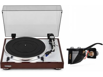 Thorens-Plattenspieler mit brauner Zarge und schwarzem Plattenteller, geöffneter Haube und Ortofon-Tonabnehmer in Nahaufnahme