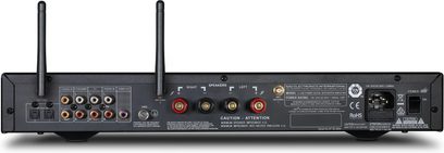 NAD C338 grafit stereo hi-fi-forstærker, set forfra, med tilslutninger på bagsiden og to wi-fi-antenner oven på