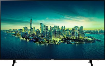 Panasonic TX-75LX700E tv-skærm, der viser et natligt luftfoto af en oplyst kystby