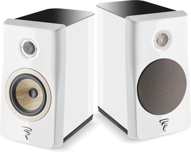 To højtalere af typen Focal Kanta N°1 i hvid lakering, med metalgitter på diskanten og en basenhed under stofgitter, vist i 3/4 vinkel.