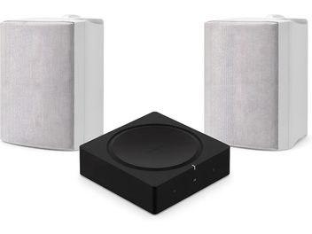 Sonos audio sistēma ar kompaktu melnu korpusu un diviem baltiem skaļruņiem, skats no priekšpuses trīs ceturtdaļās