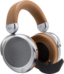 Hifiman Deva åbne hovedtelefoner, lysebrunt hovedbånd og ørepuder, sølvfarvede ørekopper med sorte gitre, set fra en trekvartvinkel
