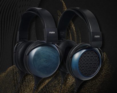 Černá hi-fi sluchátka Fostex s modrými dřevěnými mušlemi a perforovanou mřížkou, uzavřená a otevřená verze vedle sebe