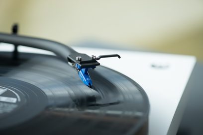 Modrý přenoskový systém Pro-Ject Pick it 25 A na černém raménku, detailní boční pohled