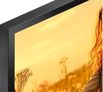 Televizor Sony BRAVIA 5 K55XR5 v černé barvě, detailní pohled z perspektivy levého horního rohu zdůrazňující tenký rám z kartáčovaného kovu obklopující displej