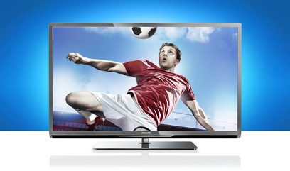 Philips 32PFL5007H-tv, der viser en fodboldspiller, der sparker til en bold, set forfra mod en blå himmel