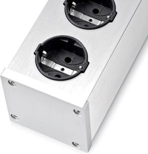 Multiprise Inakustik AC-3200 Filter Analog | SCHUKO i børstet sølvfarvet aluminium, perspektivbillede der viser den rektangulære kasse med to indbyggede sorte SCHUKO-stik og de synlige skruer på enden