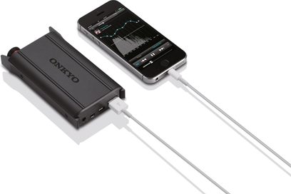 Onkyo DAC-HA200 sort audio-konverter, set forfra og fra siden, tilsluttet to hvide kabler, på hvid baggrund