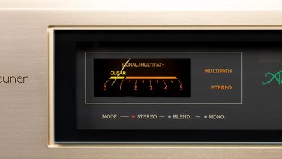 Sintonizzatore Accuphase T-1300 in alluminio spazzolato champagne, frontale nero, display arancione segnale/multipath e indicatori di modalità