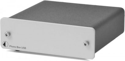 Pro-Ject Phono Box USB DC sølvfarvet, rektangulært metalkabinettet i lys grå, set forfra
