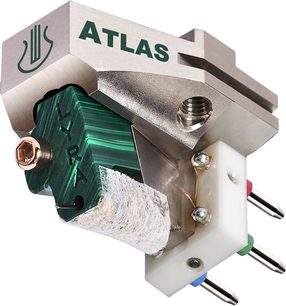 Lyra Atlas STEREO Lambda vinylpickup, nærbillede forfra, sølvfarvet metalarm, grøn pickup, monteret på hvid base