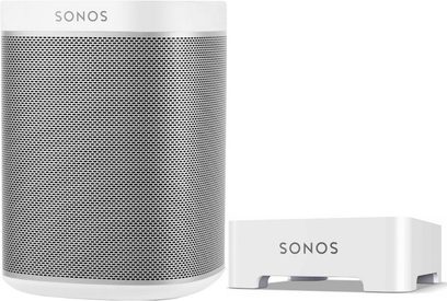 Cylindrisk hvid Sonos Play 1 højttaler med metalvævet overflade, med hvidt rektangulært Sonos Bridge-stativ