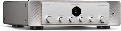 Srebrni hi-fi stereo ojačevalnik Model 60n, pogled od spredaj, okrogli gumbi, črn osrednji zaslon, pravokotno ohišje, črne noge