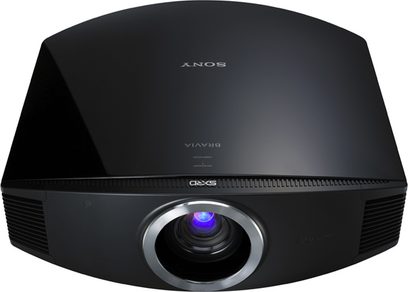 Sony VPL-VW85 sort videoprojektor set forfra, centreret objektiv med blå linse, ventilationsgitter øverst