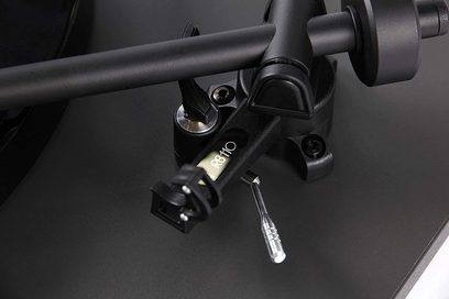 Sort metalarm til afspilning med pickup og nål, på Rega Planar 1 pladespiller med lamineret træfinish, nærbillede