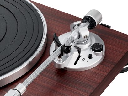 Giradischi Audio Technica AT-LPW50BTRW in finitura legno, vista dall'alto, braccio di lettura con testina, piatto in alluminio, controlli