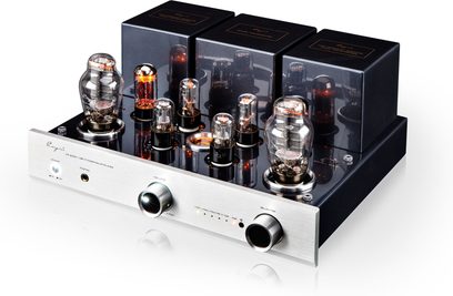 Amplificador estéreo valvulado Cayin CS-300A prata, gabinete de metal preto brilhante com painel frontal em alumínio escovado prateado, seis válvulas de vidro aparentes e três tampas cúbicas na parte traseira, dois grandes botões giratórios e LED no painel frontal, vista em três quartos pela frente à direita