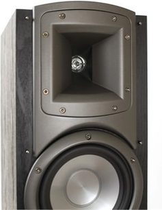 Sort Klipsch Synergy gulvhøjttaler, tæt forfra, diskant og højttaler synlige bag et metalnet