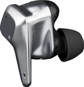 Écouteur intra-auriculaire Bluetooth Hifiman Svanar Wireless, coque métallique argentée aux lignes anguleuses avec tige profilée percée d’un micro, dos noir à motif fibre de carbone et embout en silicone noir, vue de profil