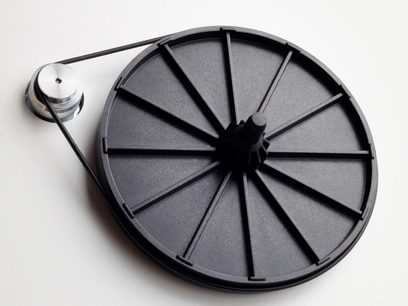 Rega Planar 1 Plus matt vit skivspelare, närbild ovanifrån av den svarta tallriken med stroboskop, utan matta