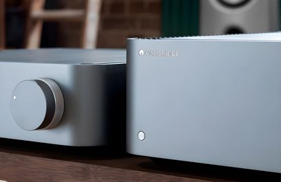 Cambridge Audio EDGE W hi-fi effektforstærker i metalgrå, set forfra og fra siden, med sølvfarvet drejeknap