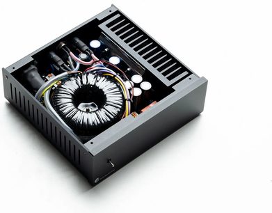 Ekstern strømforsyning Pro-Ject Power Box RS2 AMP svart, sett ovenfra, åpent kabinett med synlig toroidtransformator