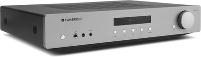 Ampli hi-fi stereo Cambridge Audio AX-A35 stříbrný, pohled zepředu, přední panel s tlačítky, ovládacím kolečkem, displejem a konektory pro sluchátka a auxiliární vstup
