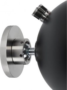 Altavoz hi-fi compacto Riga 2 de pared con soporte mural circular de metal y carcasa esférica negra mate visible de lado