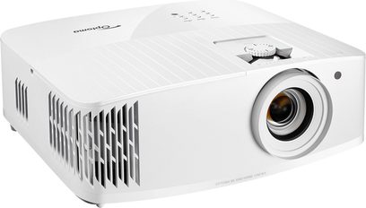 Optoma UHD42 hvid videoprojektor, 3/4 forvisning fra øverst højre, linse til højre, ventilationsriste øverst