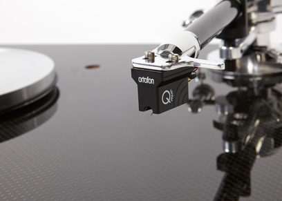 Ortofon Q vinyl pladespiller på metalarm, tæt sidesyn af tonarmen og pickuppen