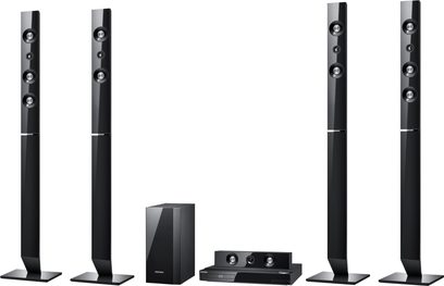Domácí kino Samsung HT-C5550 sestávající ze 6 černých sloupových reproduktorů, 1 černého subwooferu a 1 černého Blu-ray přehrávače