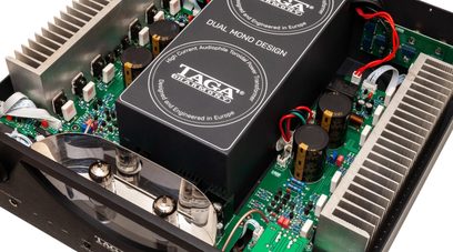 Stereohøjttaler-forstærker Taga Harmony HTA-2500B, indvendigt dykkerbillede af de elektroniske kredsløb og komponenter