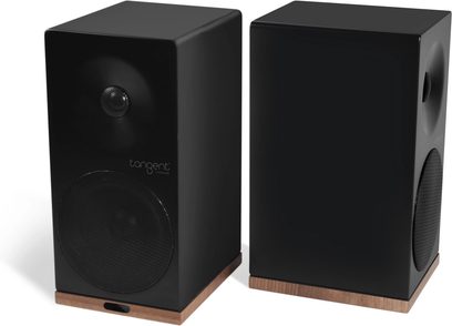 Tangent Spectrum X5 BT højtalere i sort satineret finish, set forfra og tre kvarter bagfra, kubisk form, sort gitterbeklædning på forsiden