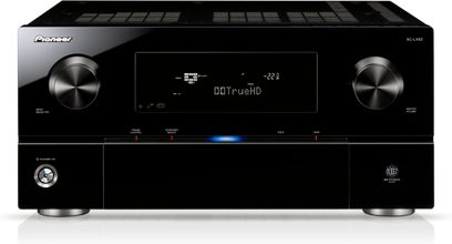 Pioneer SC-LX82 sort hjemmebiografsforstærker, set forfra, blå skærm der viser "DDTrueHD -22.0", knapper og stik på forsiden