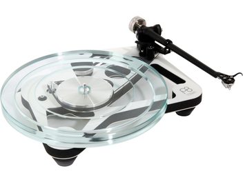 Hvit Rega Planar 8 platespiller med gjennomsiktig glassplate og svart tonearm sett i perspektiv