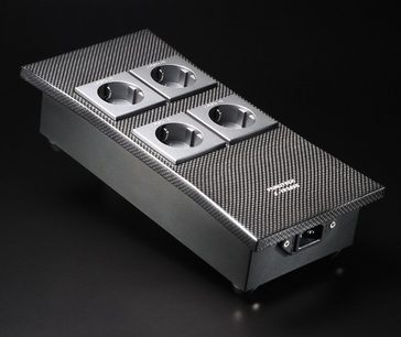 Furutech E-TP309 netledning med 4 hunstik i en gitteret metalkabinetboks, set oppefra