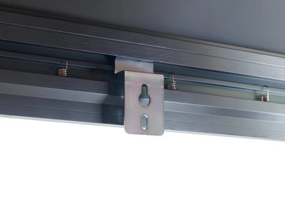 Projekční plátno Projeo Frame ALR LT 100, detail černého rámu s kovovým upevňovacím prvkem a pružinami