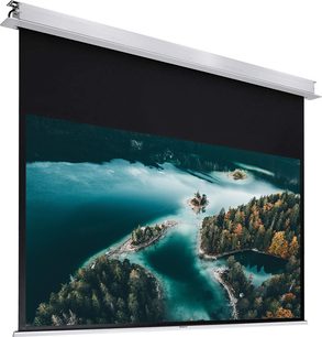 Rozvinuté motorové plátno Lumene Show Place HD 240C zobrazující letecký pohled na tyrkysové jezero obklopené podzimními lesy