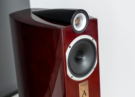 Hi-fi højttaler i blank rød træfinish med hvid diskant på sort modul og rund grå woofer
