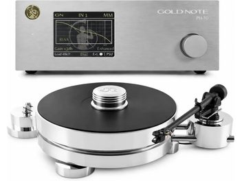 Ekranlı Gold Note PH-10 fono ön amplifikatörünün altında, pikap kollu gümüş ve siyah renkli pikap