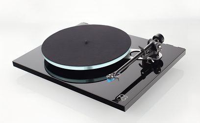 Rega Planar 3 svart lakkert platespiller, matt svart tallerken, svart tonarm, rektangulær svart blanklakkert base