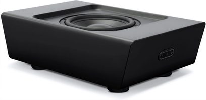 Subwoofer BlueSound PULSE SUB+ in nero opaco, vista frontale leggermente dall'alto, forma rettangolare arrotondata
