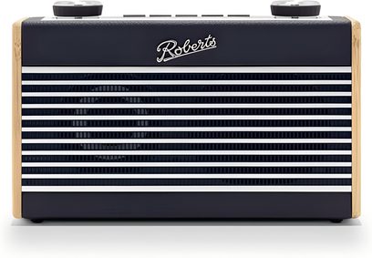 Radio da tavolo Roberts Rambler Uno blu navy, custodia rettangolare con fianchi in legno chiaro, frontale blu navy con listelli orizzontali bianchi e logo metallico, due grandi pulsanti circolari neri sulla parte superiore, vista frontale