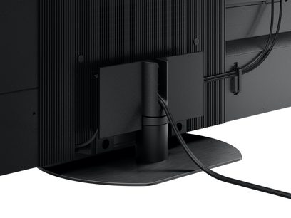 Panasonic TV-65Z95AEG -teräväpiirtotelevisio, takanäkymä, liitetyt kaapelit, musta keskijalusta, teksturoitu pinta
