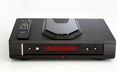 Rega Isis CDP CD-Player in schwarz, Frontansicht, rote Anzeige "Tracks 15 Time 63:45", Fernbedienung auf der Oberseite