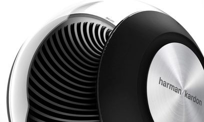 Enceinte compacte Harman Kardon NOVA 2.0 noir, vue rapprochée de face, grille noire striée, coque blanche brillante