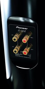 Pioneer S-3EX sort søjlehøjttaler, tæt forfra, 4 forgyldte og røde stik på kontrolpanelet