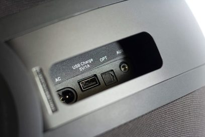 Trådløs tilsluttet Elipson Planet W35 højttaler, nærbillede af bagpanelet med USB- og aux-porte