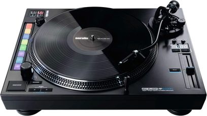Melnā Reloop RP 8000 MK2 hi-fi vinila atskaņotāja augšējais skats 45° leņķī, parādot plati, toni un vadības elementus